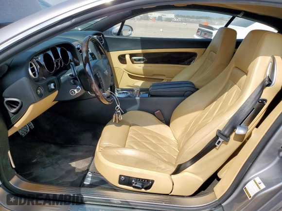 2006 Bentley Continental GT GT z VIN SCBCR63W96C038598, wystawiony jako Copart lot #57393355 z przebiegiem 35 297 mil mil oraz Czysty tytuł • Clean title. Historia ofert i sprzedaży dostępna na DreamBid. Obrazek 7.
