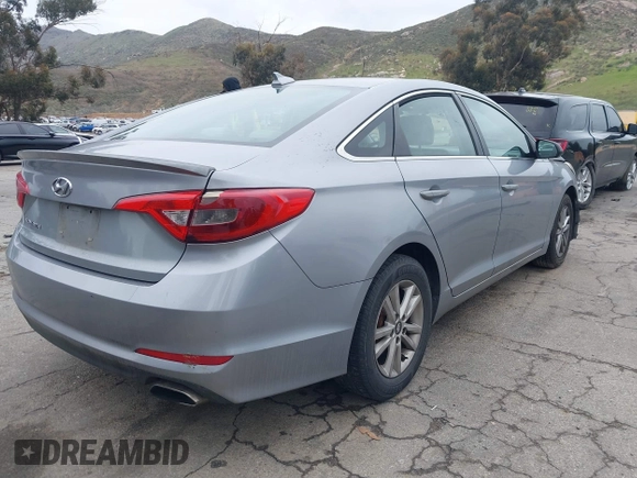 2015 Hyundai Sonata SE z VIN 5NPE24AF4FH245048, wystawiony jako IAAI lot #41774681 z przebiegiem 133 392 mil mil oraz . Historia ofert i sprzedaży dostępna na DreamBid. Obrazek 4.