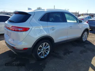 2015 Lincoln MKC z VIN 5LMCJ1A94FUJ13781, wystawiony jako IAAI lot #41761324 z przebiegiem 139 196 mil mil oraz . Historia ofert i sprzedaży dostępna na DreamBid. Obrazek 4.