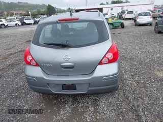 2009 Nissan Versa S z VIN 3N1BC13E19L468965, wystawiony jako IAAI lot #42174400 z przebiegiem 134 893 mil mil oraz . Historia ofert i sprzedaży dostępna na DreamBid. Obrazek 16.
