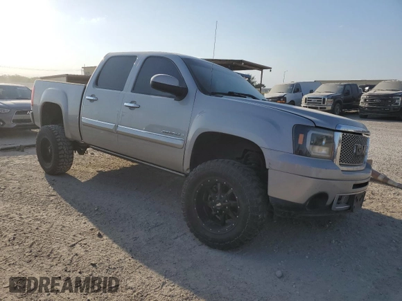 2008 GMC Sierra Denali z VIN 2GTEK638381159485, wystawiony jako Copart lot #49796715 z przebiegiem 240 284 mil mil oraz Szkoda całkowita • Salvage title. Historia ofert i sprzedaży dostępna na DreamBid. Obrazek 4.