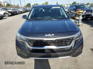 2023 Kia Seltos S z VIN KNDEU2AA1P7394185, wystawiony jako Copart lot #56978355 z przebiegiem 48 202 mil mil oraz Szkody całkowita. Historia ofert i sprzedaży dostępna na DreamBid. Obrazek 5.