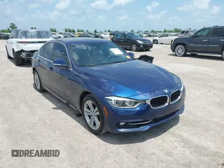 2018 BMW 3 Series 330i z VIN WBA8B9C5XJEE82523, wystawiony jako IAAI lot #42530037 z przebiegiem 88 068 mil mil oraz . Historia ofert i sprzedaży dostępna na DreamBid. Obrazek 1.