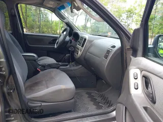 2005 Ford Escape Hybrid with VIN 1FMCU95H45KD91052, listed as a IAAI auction lot 42200393 with 304,817 mi miles and . Bid and sale history available at DreamBid. Image 5.