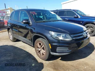 2012 Volkswagen Tiguan LE z VIN WVGAV7AX1CW557250, wystawiony jako IAAI lot #42300694 z przebiegiem 122 310 mil mil oraz . Historia ofert i sprzedaży dostępna na DreamBid. Obrazek 1.
