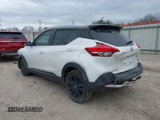 2020 Nissan Kicks SR z VIN 3N1CP5DV9LL494266, wystawiony jako IAAI lot #41699485 z przebiegiem 74 070 mil mil oraz . Historia ofert i sprzedaży dostępna na DreamBid. Obrazek 3.