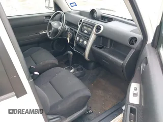 2005 Scion xB z VIN JTLKT324154018321, wystawiony jako IAAI lot #42189716 z przebiegiem 204 574 mil mil oraz . Historia ofert i sprzedaży dostępna na DreamBid. Obrazek 5.