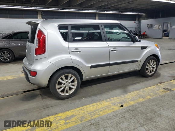 2013 Kia Soul + z VIN KNDJT2A65D7564122, wystawiony jako Copart lot #55811785 z przebiegiem 89 887 mil mil oraz Szkoda całkowita • Salvage title. Historia ofert i sprzedaży dostępna na DreamBid. Obrazek 3.
