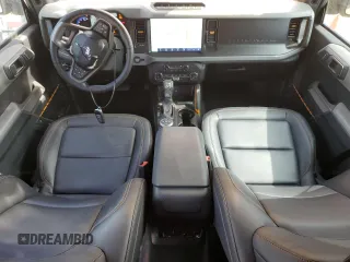 2022 Ford Bronco z VIN 1FMEE5DH2NLB68468, wystawiony jako Copart lot #53645805 z przebiegiem 25 411 mil mil oraz Szkoda całkowita • Salvage title. Historia ofert i sprzedaży dostępna na DreamBid. Obrazek 8.