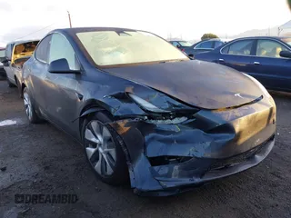 2024 Tesla Model Y Long Range z VIN 7SAYGDEE6RA223023, wystawiony jako IAAI lot #41425628 z przebiegiem 7 671 mil mil oraz . Historia ofert i sprzedaży dostępna na DreamBid. Obrazek 1.