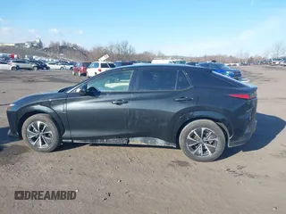 2024 Lexus RZ 300e Premium z VIN JTJABABB9RA005043, wystawiony jako IAAI lot #41452254 z przebiegiem 11 851 mil mil oraz . Historia ofert i sprzedaży dostępna na DreamBid. Obrazek 14.
