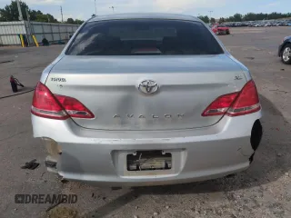 2007 Toyota Avalon XL z VIN 4T1BK36B17U195702, wystawiony jako Copart lot #58081355 z przebiegiem Nie podano mil oraz Szkoda całkowita • Salvage title. Historia ofert i sprzedaży dostępna na DreamBid. Obrazek 6.