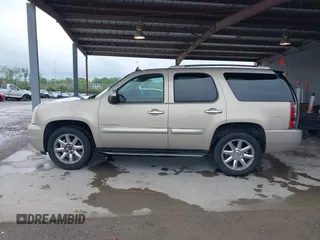 2008 GMC Yukon Denali z VIN 1GKFK63888J229013, wystawiony jako IAAI lot #42086570 z przebiegiem 202 439 mil mil oraz . Historia ofert i sprzedaży dostępna na DreamBid. Obrazek 14.