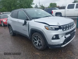 2024 Jeep Compass Limited z VIN 3C4NJDCNXRT134810, wystawiony jako IAAI lot #42402844 z przebiegiem 30 482 mil mil oraz . Historia ofert i sprzedaży dostępna na DreamBid. Obrazek 1.