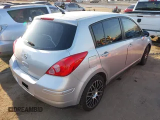 2011 Nissan Versa S z VIN 3N1BC1CP2BL448005, wystawiony jako IAAI lot #41819138 z przebiegiem 165 936 mil mil oraz . Historia ofert i sprzedaży dostępna na DreamBid. Obrazek 4.