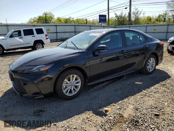 2025 Toyota Camry LE z VIN 4T1DAACK9SU117570, wystawiony jako Copart lot #54975145 z przebiegiem 2 385 mil mil oraz Szkoda całkowita • Salvage title. Historia ofert i sprzedaży dostępna na DreamBid. Obrazek 1.