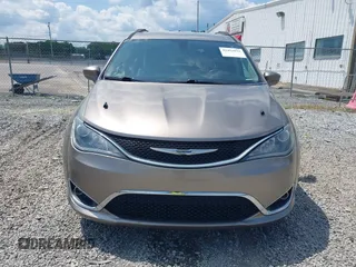 2017 Chrysler Pacifica Touring L z VIN 2C4RC1BG9HR668654, wystawiony jako IAAI lot #42452032 z przebiegiem 170 018 mil mil oraz . Historia ofert i sprzedaży dostępna na DreamBid. Obrazek 13.