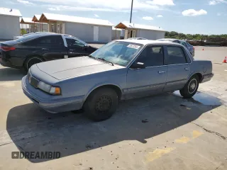 1996 Oldsmobile Cutlass Ciera 1SA VX5 z VIN 1G3AJ55M3T6326130, wystawiony jako Copart lot #73877264 z przebiegiem 74 073 mil mil oraz Szkody całkowita. Historia ofert i sprzedaży dostępna na DreamBid. Obrazek 1.