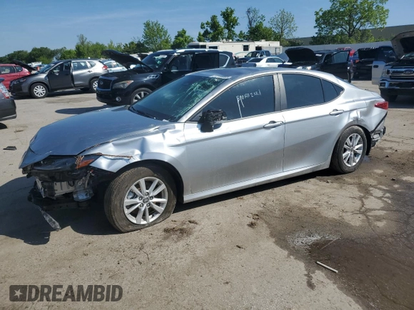 2025 Toyota Camry LE z VIN 4T1DAACK1SU529384, wystawiony jako Copart lot #56388785 z przebiegiem Nie podano mil oraz Czysty tytuł • Clean title. Historia ofert i sprzedaży dostępna na DreamBid. Obrazek 1.