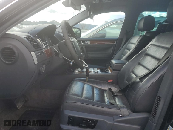2004 Volkswagen Touareg z VIN WVGBC77L54D058303, wystawiony jako Copart lot #47821645 z przebiegiem Nie podano mil oraz Szkoda całkowita • Salvage title. Historia ofert i sprzedaży dostępna na DreamBid. Obrazek 7.