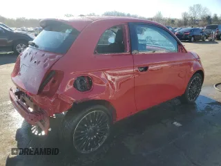 2024 FIAT 500e INSPI(RED) z VIN ZFAFFAA49RX207188, wystawiony jako Copart lot #53479385 z przebiegiem 1406 mil mil oraz Szkody całkowita. Historia ofert i sprzedaży dostępna na DreamBid. Obrazek 3.