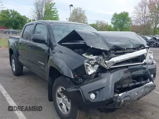 2013 Toyota Tacoma z VIN 3TMLU4EN5DM107819, wystawiony jako IAAI lot #42167593 z przebiegiem 196 714 mil mil oraz . Historia ofert i sprzedaży dostępna na DreamBid. Obrazek 1.