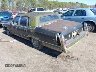 1992 Cadillac Brougham z VIN 1G6DW5477NR703007, wystawiony jako IAAI lot #41570312 z przebiegiem 106 453 mil mil oraz . Historia ofert i sprzedaży dostępna na DreamBid. Obrazek 3.