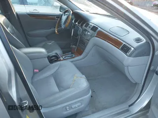 2005 Lexus ES 330 with VIN JTHBA30G355067558, listed as a IAAI auction lot 41273706 with 202,361 mi miles. Bid and sale history available at carsss.com. Image 5.
