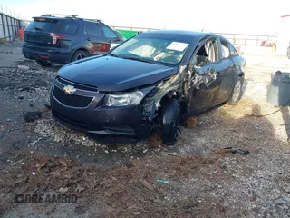 2014 Chevrolet Cruze LS z VIN 1G1PA5SH9E7480168, wystawiony jako IAAI lot #40937117 z przebiegiem 127 982 mil mil oraz . Historia ofert i sprzedaży dostępna na DreamBid. Obrazek 2.