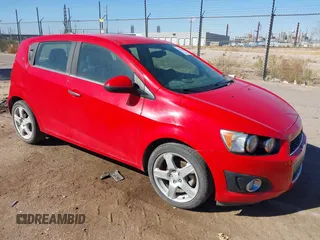 2015 Chevrolet Sonic LTZ z VIN 1G1JE6SB5F4208568, wystawiony jako IAAI lot #41765909 z przebiegiem Nie podano mil oraz . Historia ofert i sprzedaży dostępna na DreamBid. Obrazek 1.