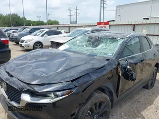 2024 Mazda CX-30 S Select Sport z VIN 3MVDMBBMXRM697784, wystawiony jako IAAI lot #42290201 z przebiegiem 17 040 mil mil oraz . Historia ofert i sprzedaży dostępna na DreamBid. Obrazek 6.