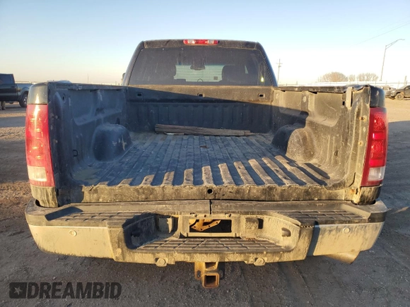 2009 GMC Sierra 2500HD SLT z VIN 1GTHK636X9F173647, wystawiony jako Copart lot #42983015 z przebiegiem 218 046 mil mil oraz Czysty tytuł • Clean title. Historia ofert i sprzedaży dostępna na DreamBid. Obrazek 6.