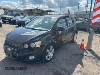 2012 Chevrolet Sonic LTZ z VIN 1G1JE6SH5C4133693, wystawiony jako Copart lot #45226865 z przebiegiem 142 151 mil mil oraz Czysty tytuł • Clean title. Historia ofert i sprzedaży dostępna na DreamBid. Obrazek 2.