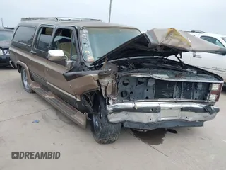 1985 Chevrolet Suburban z VIN 1GBEC16L6FF172533, wystawiony jako IAAI lot #41936082 z przebiegiem 88 515 mil mil oraz . Historia ofert i sprzedaży dostępna na DreamBid. Obrazek 1.
