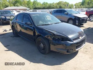 2013 Chevrolet Impala Police z VIN 2G1WD5E31D1256682, wystawiony jako IAAI lot #42276990 z przebiegiem 148 251 mil mil oraz . Historia ofert i sprzedaży dostępna na DreamBid. Obrazek 1.