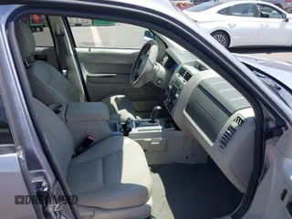 2008 Ford Escape Hybrid z VIN 1FMCU49HX8KC68082, wystawiony jako IAAI lot #42806471 z przebiegiem 104 848 mil mil oraz . Historia ofert i sprzedaży dostępna na DreamBid. Obrazek 5.