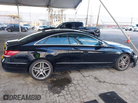2014 Mercedes-Benz E 350 z VIN WDDKJ5KBXEF249207, wystawiony jako IAAI lot #41750638 z przebiegiem 86 960 mil mil oraz . Historia ofert i sprzedaży dostępna na DreamBid. Obrazek 13.