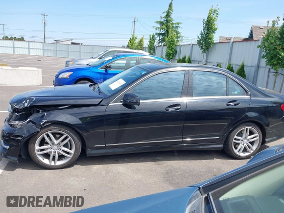 2012 Mercedes-Benz C 300 Sport с VIN WDDGF8BB9CA642697, выставлен на аукционе IAAI как лот 42479043 с пробегом 93 021 миль миль и . История ставок и продаж доступна на DreamBid. Изображение 14.