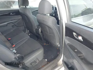 2019 Kia Sorento L z VIN 5XYPG4A31KG543915, wystawiony jako IAAI lot #41729916 z przebiegiem 79 416 mil mil oraz . Historia ofert i sprzedaży dostępna na DreamBid. Obrazek 8.