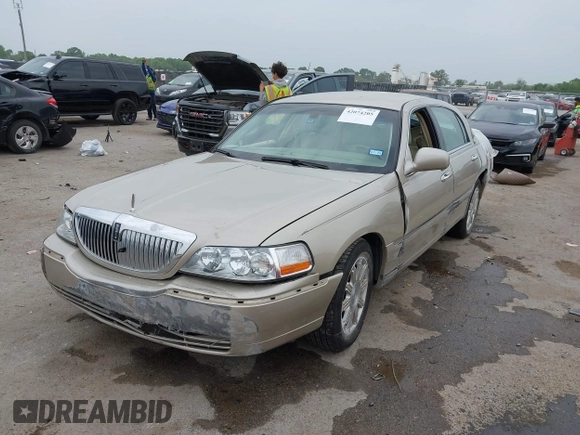 2009 Lincoln Town Car Signature Limited z VIN 2LNHM82V19X631610, wystawiony jako IAAI lot #42074205 z przebiegiem Nie podano mil oraz . Historia ofert i sprzedaży dostępna na DreamBid. Obrazek 2.