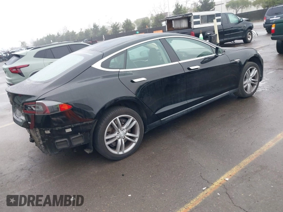 2013 Tesla Model S с VIN 5YJSA1CN0DFP20408, выставлен на аукционе IAAI как лот 41524470 с пробегом Не указан миль и . История ставок и продаж доступна на DreamBid. Изображение 4.