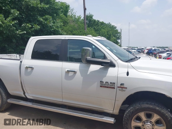 2018 Ram 2500 Big Horn z VIN 3C6UR5DL8JG341532, wystawiony jako IAAI lot #42259456 z przebiegiem 184 762 mil mil oraz . Historia ofert i sprzedaży dostępna na DreamBid. Obrazek 14.