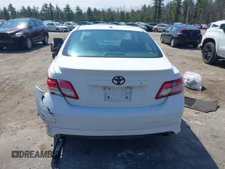 2011 Toyota Camry LE z VIN 4T1BF3EK0BU592218, wystawiony jako IAAI lot #42096268 z przebiegiem 121 132 mil mil oraz . Historia ofert i sprzedaży dostępna na DreamBid. Obrazek 12.