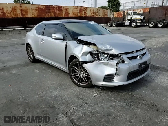 2013 Scion tC z VIN JTKJF5C70D3045008, wystawiony jako Copart lot #58628614 z przebiegiem 130 739 mil mil oraz Szkody całkowita. Historia ofert i sprzedaży dostępna na DreamBid. Obrazek 10.