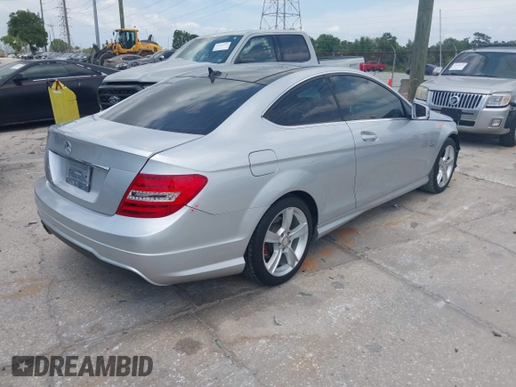 2012 Mercedes-Benz C 250 z VIN WDDGJ4HB3CF916817, wystawiony jako IAAI lot #42091950 z przebiegiem 63 562 mil mil oraz . Historia ofert i sprzedaży dostępna na DreamBid. Obrazek 4.