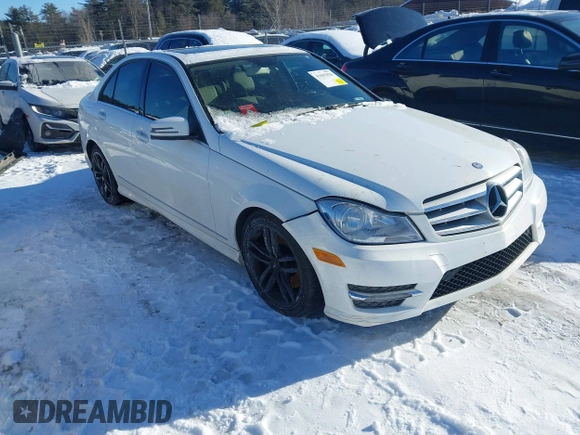 2013 Mercedes-Benz C 300 Sport z VIN WDDGF8AB8DR266708, wystawiony jako IAAI lot #41602920 z przebiegiem 131 068 mil mil oraz . Historia ofert i sprzedaży dostępna na DreamBid. Obrazek 1.