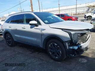 2024 Kia Sorento S z VIN 5XYRL4JC1RG267055, wystawiony jako IAAI lot #41723037 z przebiegiem 19 333 mil mil oraz . Historia ofert i sprzedaży dostępna na DreamBid. Obrazek 1.