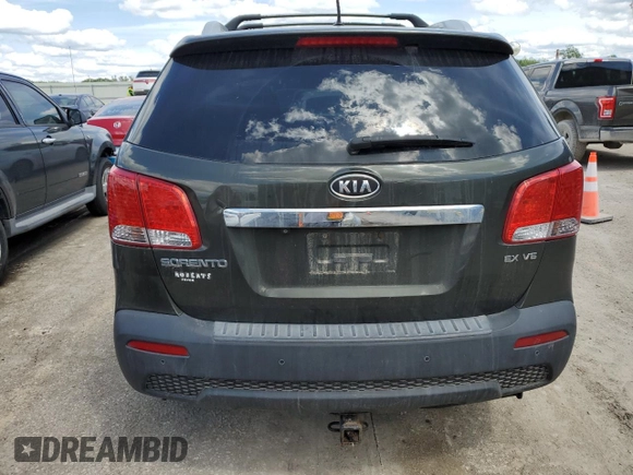 2012 Kia Sorento EX z VIN 5XYKU4A29CG247228, wystawiony jako Copart lot #55521865 z przebiegiem 149 036 mil mil oraz Szkoda całkowita • Salvage title. Historia ofert i sprzedaży dostępna na DreamBid. Obrazek 6.