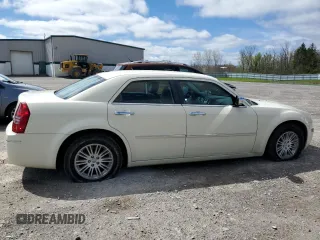 2010 Chrysler 300 Touring z VIN 2C3CA5CV1AH241629, wystawiony jako Copart lot #54841465 z przebiegiem 57 238 mil mil oraz Szkoda całkowita • Salvage title. Historia ofert i sprzedaży dostępna na DreamBid. Obrazek 3.