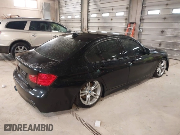 2015 BMW 3 Series 328i xDrive z VIN WBA3B3G56FNT19714, wystawiony jako IAAI lot #41831494 z przebiegiem 107 318 mil mil oraz . Historia ofert i sprzedaży dostępna na DreamBid. Obrazek 4.